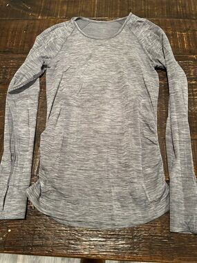 Athleta Heathered Light Gray Long-Sleeve Performance Tee